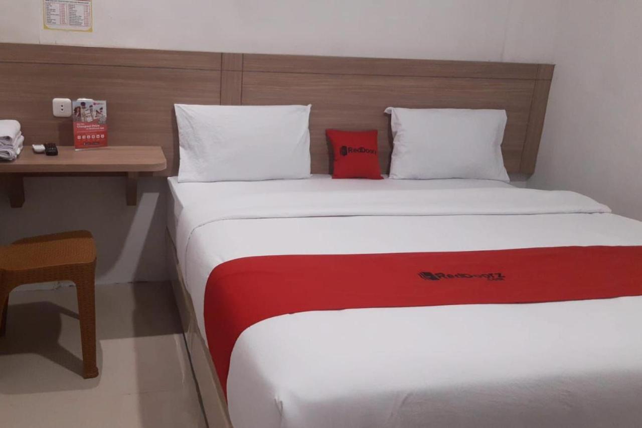 Hotel Reddoorz @ Jalan Wahidin Medan Exterior foto
