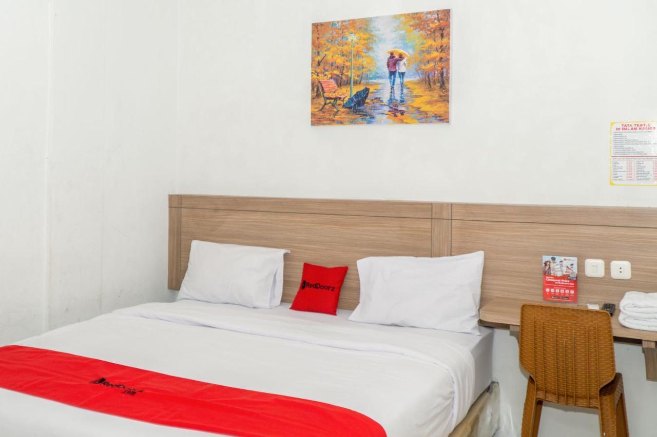 Hotel Reddoorz @ Jalan Wahidin Medan Exterior foto